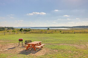 Canyon Lake Townhome w/ Balcony, Deck & Yard!