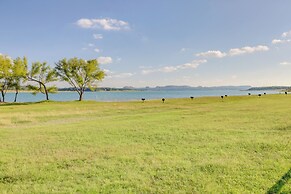 Canyon Lake Townhome w/ Balcony, Deck & Yard!