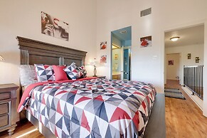 Canyon Lake Townhome w/ Balcony, Deck & Yard!