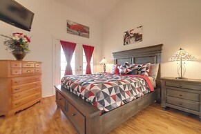 Canyon Lake Townhome w/ Balcony, Deck & Yard!