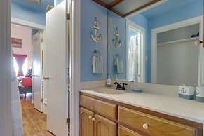 Canyon Lake Townhome w/ Balcony, Deck & Yard!