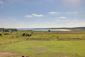 Canyon Lake Townhome w/ Balcony, Deck & Yard!
