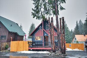 Inviting Mt Hood Cabin w/ Porch: 1 Mi to Skibowl!