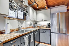 Inviting Mt Hood Cabin w/ Porch: 1 Mi to Skibowl!