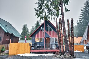 Inviting Mt. Hood Cabin w/ Porch: 1 Mi to Skibowl!