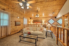 Studio w/ Deck: Near Thorncrown Chapel & Lakes