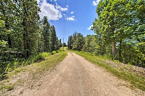 Studio w/ Deck: Near Thorncrown Chapel & Lakes