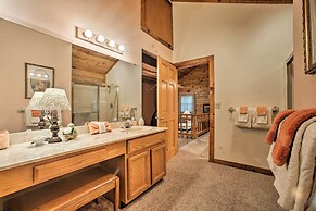 Studio w/ Deck: Near Thorncrown Chapel & Lakes