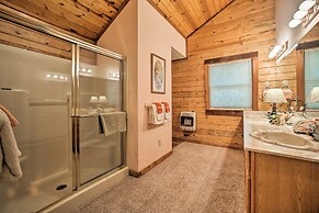 Studio w/ Deck: Near Thorncrown Chapel & Lakes