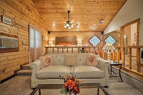 Studio w/ Deck: Near Thorncrown Chapel & Lakes