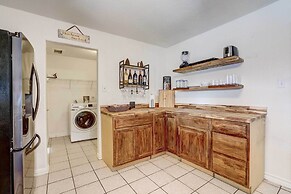 Family Home w/ Sunroom & Fire Pit!