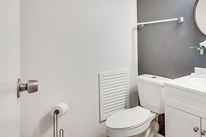 Harbor Island Condo w/ Pool Access: Walk to Beach!