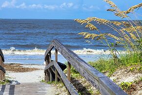 Harbor Island Condo w/ Pool Access: Walk to Beach!