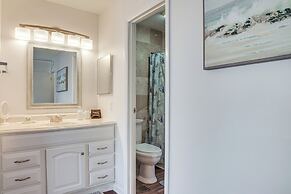 Harbor Island Condo w/ Pool Access: Walk to Beach!