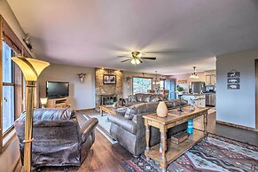 Mountains Majesty Cabin w/ Hot Tub & Mtn Views!