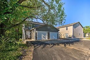 Cheerful Townhouse - Walk to Table Rock Lake!