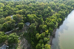 Private Eureka Springs Retreat w/ Hot Tub!