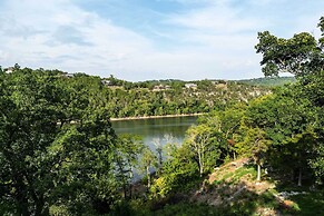 Private Eureka Springs Retreat w/ Hot Tub!