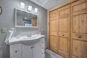 Private Eureka Springs Retreat w/ Hot Tub!