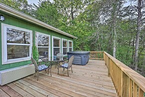 Private Eureka Springs Retreat w/ Hot Tub!