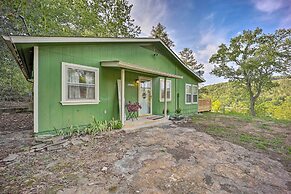 Private Eureka Springs Retreat w/ Hot Tub!