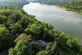 Private Eureka Springs Retreat w/ Hot Tub!