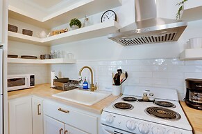 Centrally Located Studio 3 Mi From Downtown!