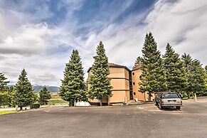 Mountain-view Angel Fire Condo: Walk to Skiing