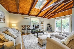 Breathtaking Newbury Cottage w/ Deck on Chalk Pond