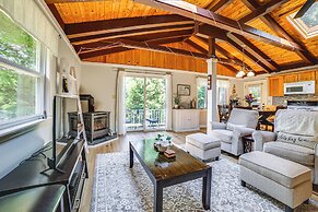 Breathtaking Newbury Cottage w/ Deck on Chalk Pond