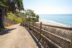 Cozy Cali Condo, Walk to Summerland Beach!