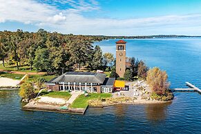 Bemus Point Vintage Suite w/ Soaking Tub & Kitchen