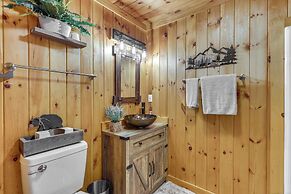 Murphy Cabin w/ Views < 1 Mi to Hiwassee Lake!