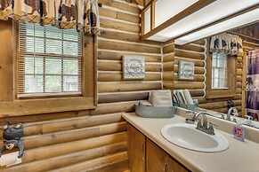 Murphy Cabin w/ Views < 1 Mi to Hiwassee Lake!