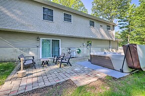 Hot Tub & Yard: Stroudsburg Home in Poconos