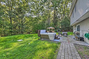 Hot Tub & Yard: Stroudsburg Home in Poconos