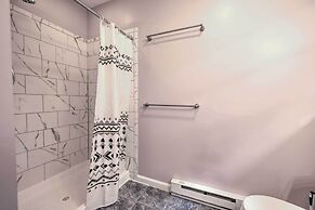 Hot Tub & Yard: Stroudsburg Home in Poconos