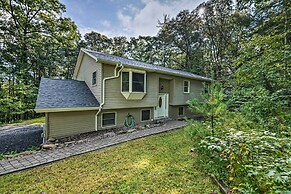 Hot Tub & Yard: Stroudsburg Home in Poconos