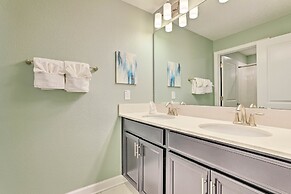 ~ 6 Mi to Disney: Kissimmee Retreat w/ Pool!