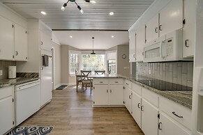 Wilmington Rental ~ 4 Mi to Wrightsville Beach!