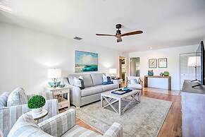 Relaxing Condo w/ Screened-in Lanai, 4 Mi to Beach