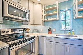 Relaxing Condo w/ Screened-in Lanai, 4 Mi to Beach