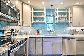 Relaxing Condo w/ Screened-in Lanai, 4 Mi to Beach