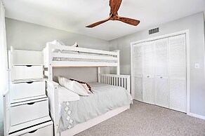 Relaxing Condo w/ Screened-in Lanai, 4 Mi to Beach