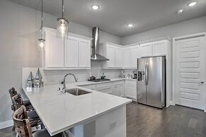 Patio & Game Room: Modern Home in Frisco