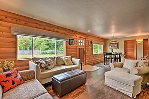 Gold Beach Apartment w/ Activities - 2 Mi to Ocean