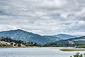 Gold Beach Apartment w/ Activities - 2 Mi to Ocean