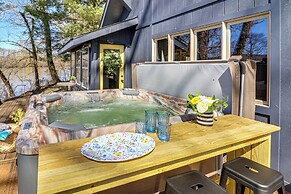 Riverfront Zanesville Getaway w/ Private Bar!