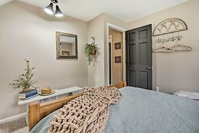 Riverfront Zanesville Getaway w/ Private Bar!