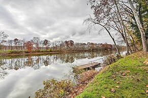 Riverfront Zanesville Getaway w/ Private Bar!